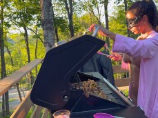 Elle est aussi chaude que le barbecue qu'elle est en train de préparer gif