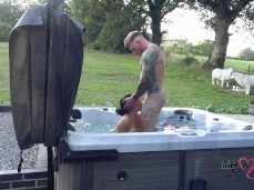 Jess and Mike facefuck in hot tub